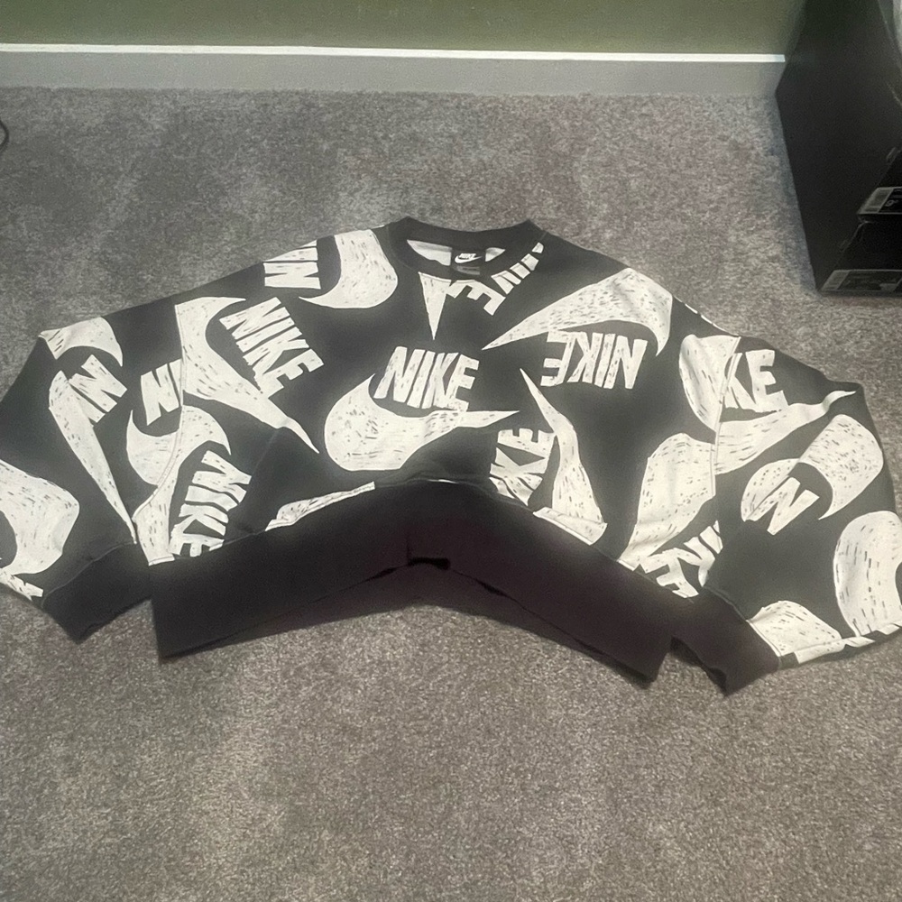 Nike Black and White WOMENS BOXY CROPPED Women’s size S